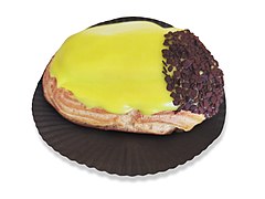 Un joli salambo vert : cette pâtisserie française est un chou en pâte à choux garni de crème pâtissière à la vanille, glacé au sucre cuit au cassé.