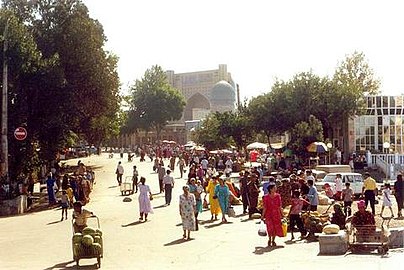 Veduta di un mercato nel 2000