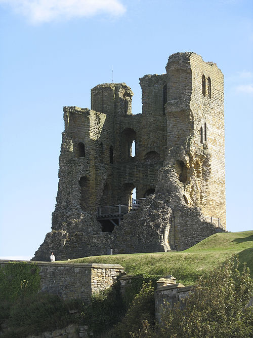 Scarborough Castle keep, 2007.jpg