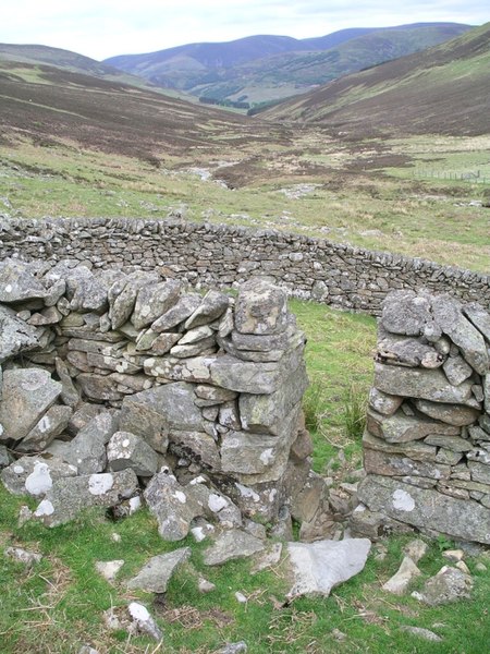 File:Sheepfold, Newholm Hope - geograph.org.uk - 181724.jpg