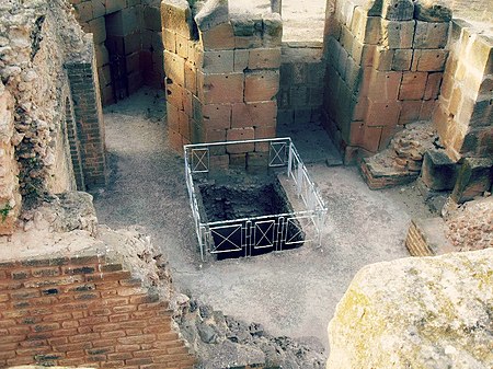 Site situé à l'ouest du temple.jpg