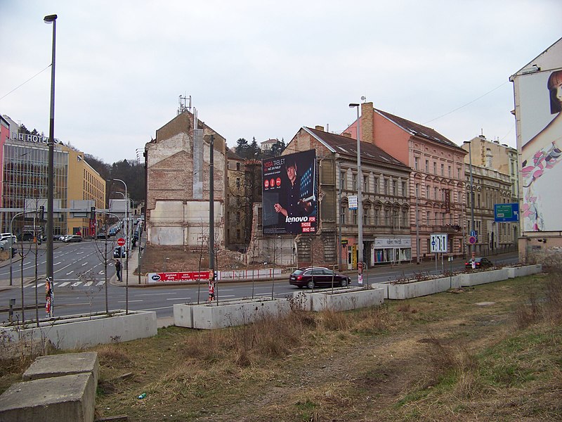 File:Smíchov, Plzeňská, Mozartova.jpg