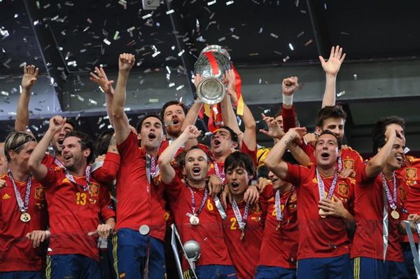 Spain players holding the Henri Delaunay Trophy.