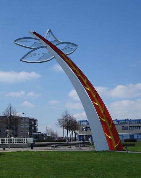 File:Spijkenisse kunstwerk bloem.jpg