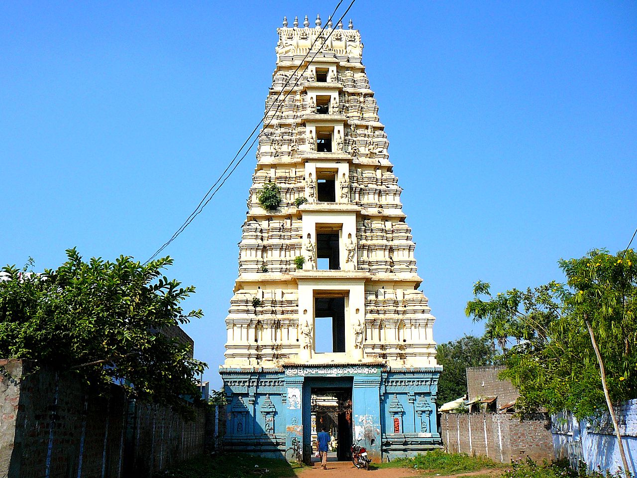 File:Sri Lakshmi Narayana Swamy Temple at Avanigadda.jpg ...