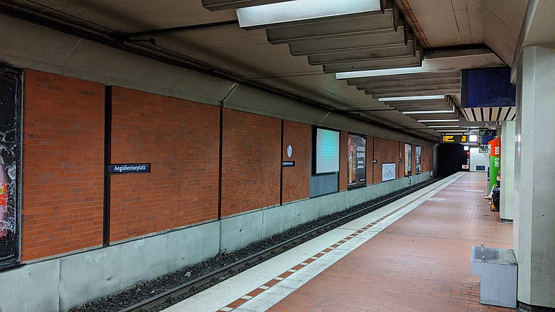 File:Stadtbahn Hannover Aegidientorplatz 2006280756.jpg