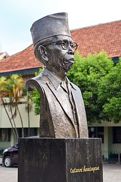 Patung Ki Hadjar Dewantara selaku tokoh pendidikan Indonesia.
