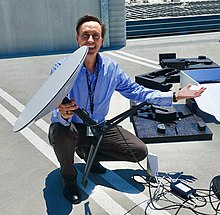 Steve Jurvetson, thành viên hội đồng quản trị SpaceX, đang cầm thiết bị thu phát dành cho người dùng Starlink.