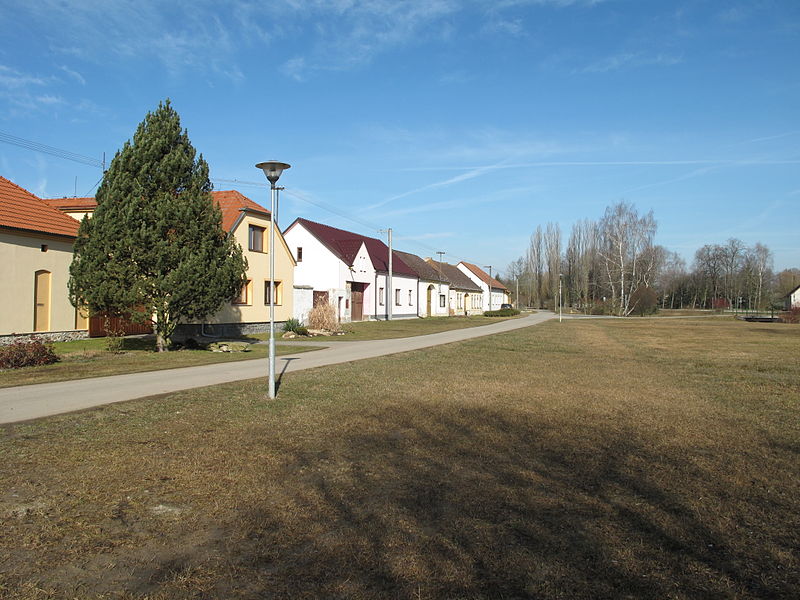 File:Strachovice (Dříteň), domy.jpg