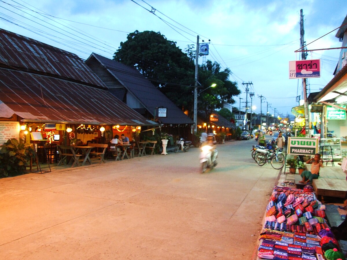 https://upload.wikimedia.org/wikipedia/commons/thumb/3/36/Street_in_Pai%2C_Thailand.jpg/1200px-Street_in_Pai%2C_Thailand.jpg