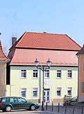 Residential house in open development, with side wing to the courtyard