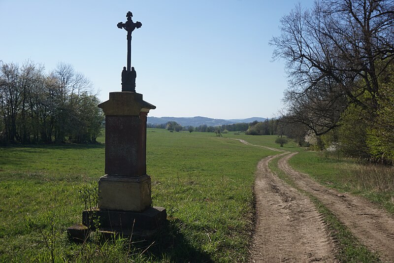 File:Stvolínecké Petrovice (Petersdorf) - kříž na Kozelském hřebeni (3).jpg