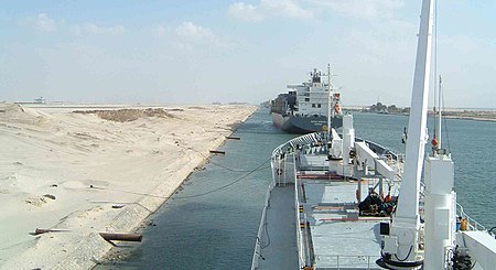 Twee schepen afgemeerd in het El Balah-zijkanaal, wachtend op de voortzetting van de passage van het Suezkanaal.