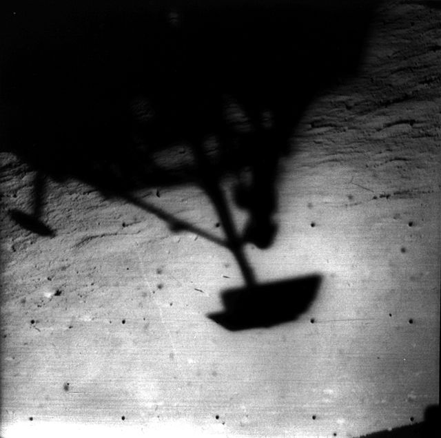 הצל של סרוויור 1 על הירח