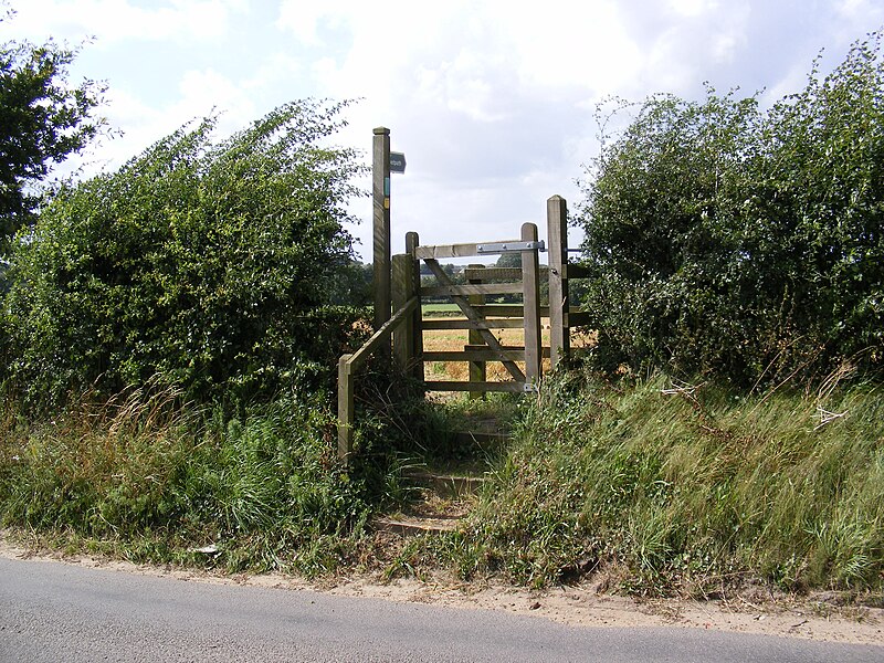 File:Swan Lane footpath to the A144 Saxons Way - geograph.org.uk - 3085681.jpg