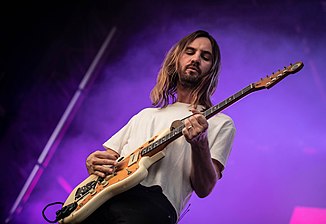 Kevin Parker se apresentando com oTame em Minneapolis em 2019