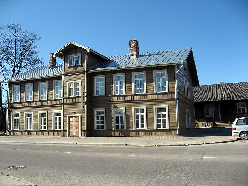 File:Tartu, hostel u nádraží (2).jpg