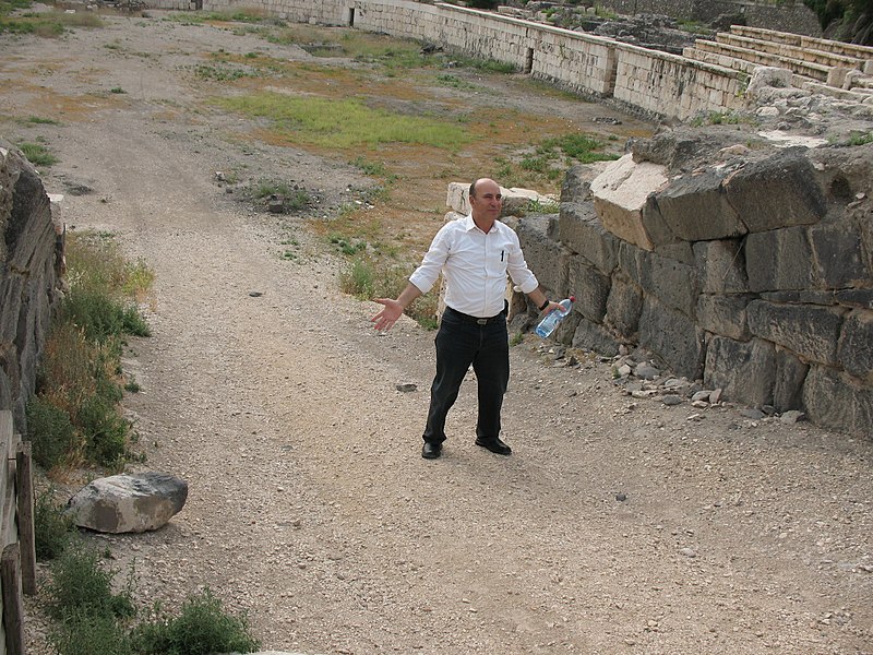 File:Tel Bet She'an Guide on amphitheatre ramp 1209 (514068588).jpg