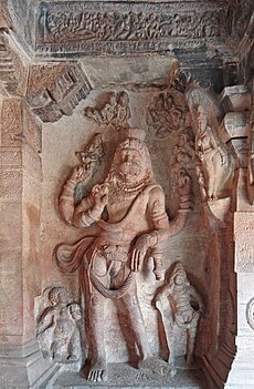 Narasimha, gjysëm njeri gjysmë luan, avatari i katërt i Vishnu-së, reliev në një nga mandapat e tempullit të madh kushtuar Vishnu-së.