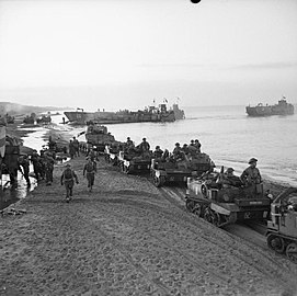 כלי רכב בריטים מגיעים לחוף באנציו, 22 בינואר 1944