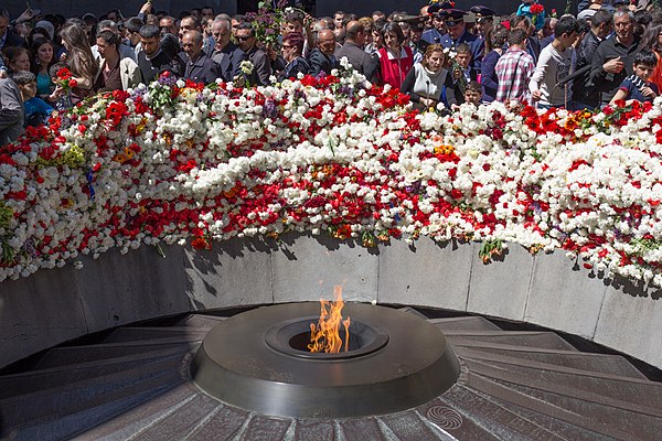 День памяти армян. Цицернакаберд 24 апреля 1915. Genocide 1915 Цицернакаберд. Вечный огонь в Ереване.