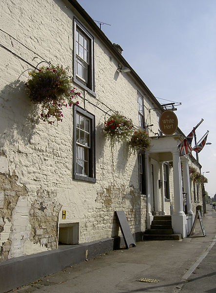 File:The White Hart (geograph 4232221).jpg