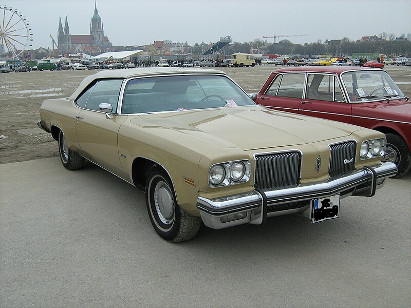 Der Oldsmobile 88 (auch Oldsmobile Eighty-Eight) 800px-Theresienwiese086a