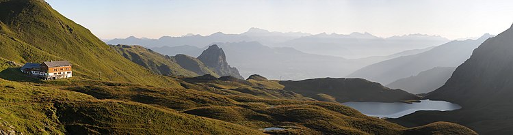 Панорама хребта Ретикон в Австрии. Слева горная хижина Тилисуна, принадлежащая Австрийскому горному клубу