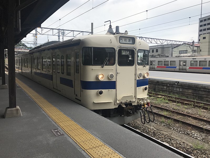 File:Train arriving at Mojiko Station.jpg