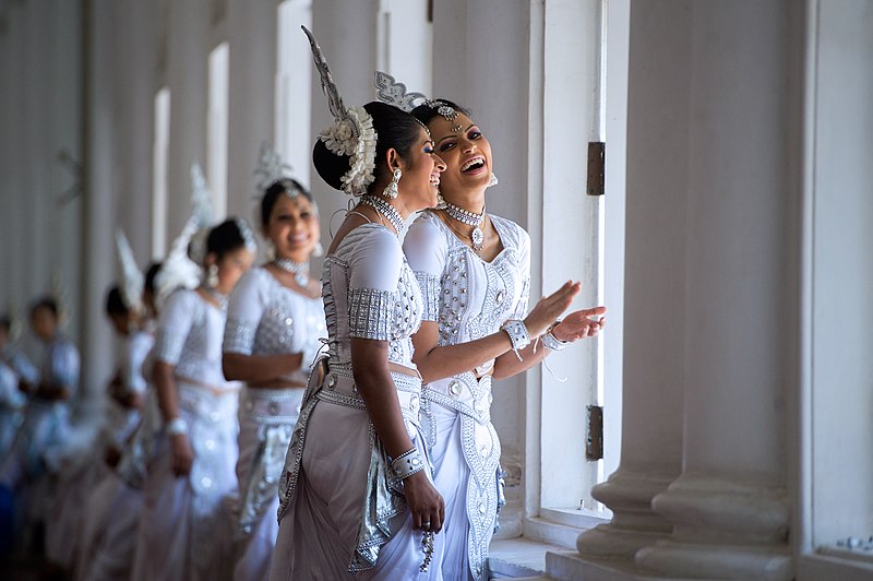 File:Two Women in Traditional Kandyan Dress Laugh While Waiting as Secretary Kerry Meets With Sri Lankan Foreign Minister Samaraweera (16720359423).jpg