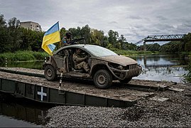 Peugeot 307 CC modifiée en véhicule militaire par les forces armées ukrainiennes