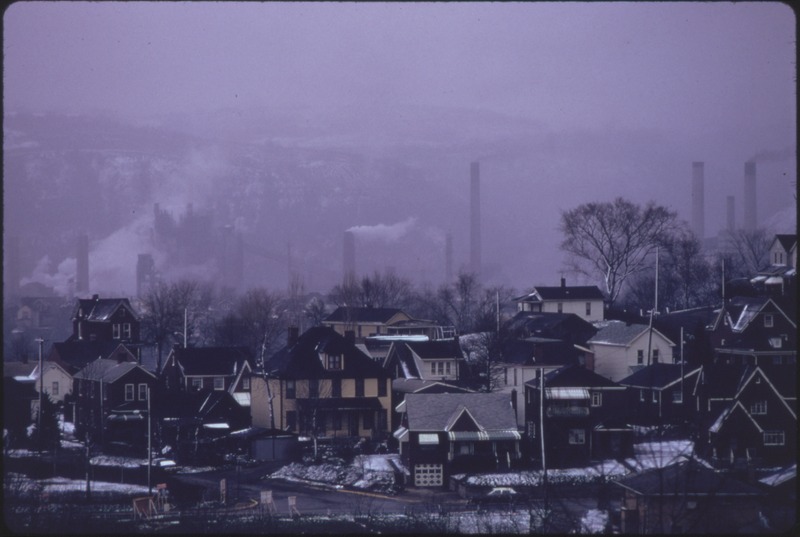 File:UNITED STATES STEEL CORPORATION COKE PLANT IN A VALLEY SURROUNDED BY HOMES AT CLAIRTON, PENNSYLVANIA. LOCATED 20... - NARA - 557213.tif