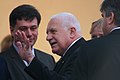 Dosluhující český prezident Václav Klaus a slovenský prezident Ivan Gašparovič se ve středu 6. března 2013 setkali ve vile Tugendhat v Brně, aby si vzájemně předali státní vyznamenání - Řád bílého lva 1. třídy a Řád bílého dvojkříže 1. třídy. * ČTK: Prezidenti ČR a Slovenska si předali nejvyšší státní vyznamenání* CTK: Czech and Slovak presidents present each other with state decorations