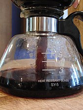 6. Из графина убрана вода и пар, графин охлаждён, в него начинает перетекать через фильтр кофе.