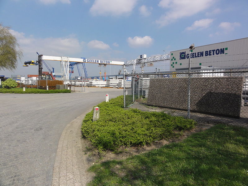 File:Venray Wanssum, betonfabriek met betonopslag.JPG