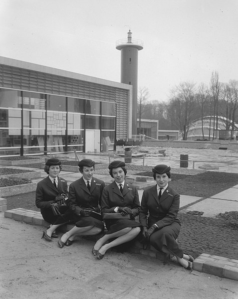 File:Vier Belgische hostesses op het tentoonstellingsterrein, Bestanddeelnr 909-4709.jpg