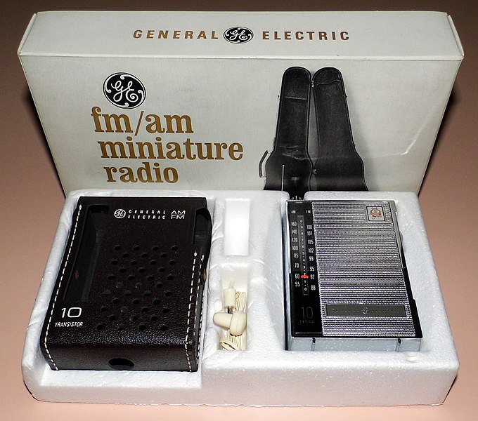 File:Vintage General Electric Musaphonic 10 Transistor Radio, Model P1720, AM-FM Bands, Made In USA, Circa 1966 (19509182466).jpg
