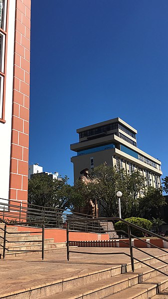 File:Vista parcial do monumento O Desbravador e Catedral de Chapecó.jpg