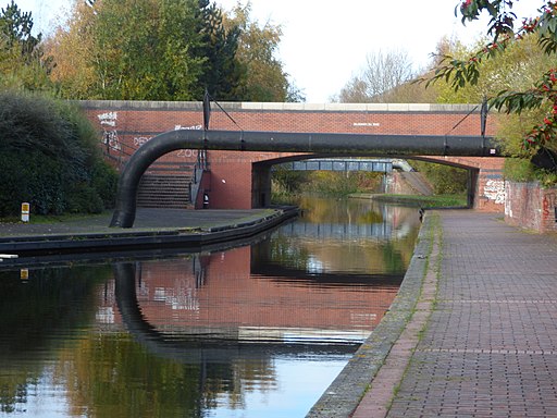 Walsall Canal - Wednesbury - Willingsworth Hall Bridge (38545655301)