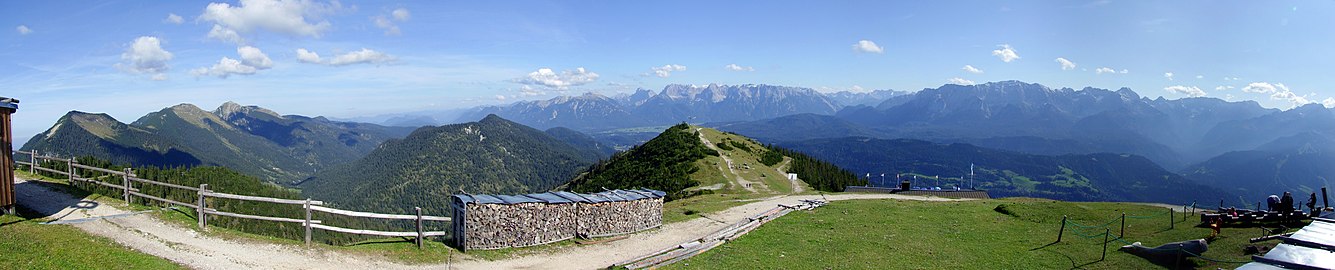 Blick vom Wank (Estergebirge) auf den Wetterstein-Hauptkamm im Süden mit dem Wambergsattel im Tal (rechtes Bilddrittel) und ins Karwendel (Mitte)