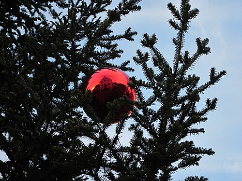 Kugel mit Spiegelung des Alten Rathauses am Christbaum