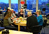 Abendliche Kaffeerunde im Wikipedia-Büro Hannover