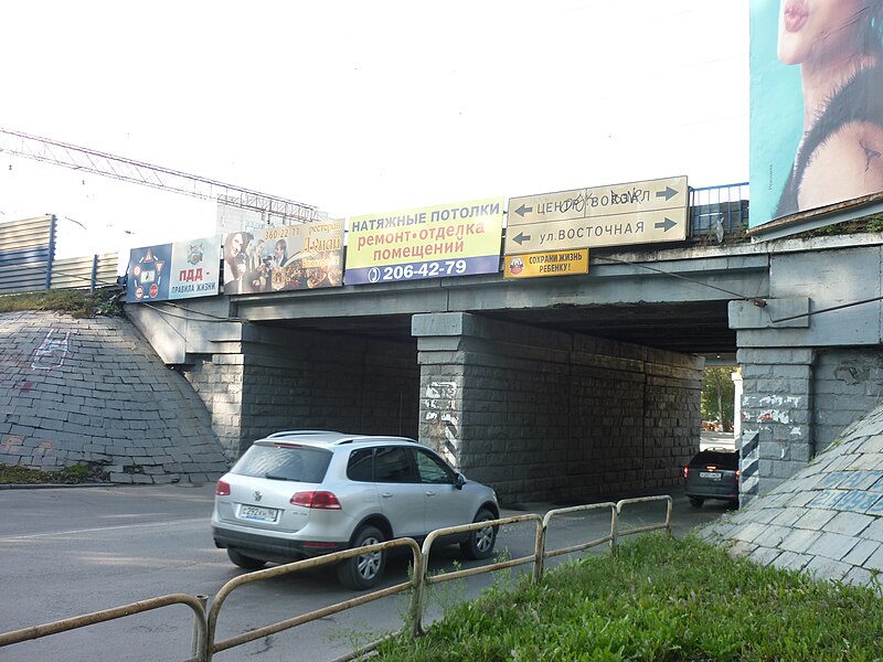 File:Yekaterinburg Pervomajskaja-Vostochnaja intersection looking west.JPG