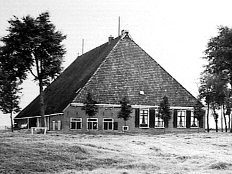 File:Zij- en voorgevel nr. 2231 - Wirdum - 20499009 - RCE.jpg