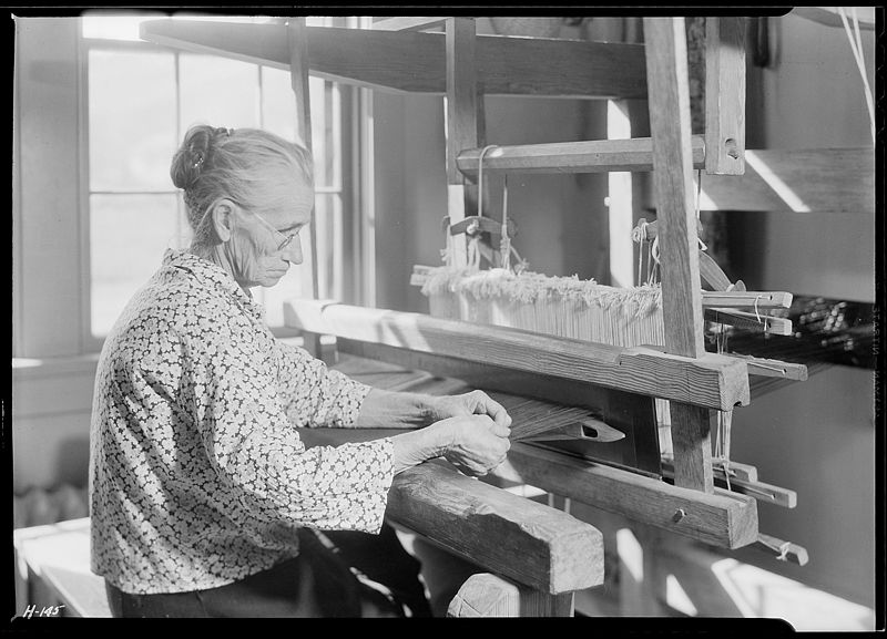 File:"Aunt Lizzie Reagan, at the Pi Beta Phi School, Gatlinburg, Tennessee, weaving old-fashioned jean. Very few can weave... - NARA - 532763.jpg