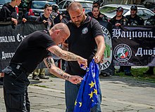 Членове на „Национална съпротива“ палят знамето на ЕС