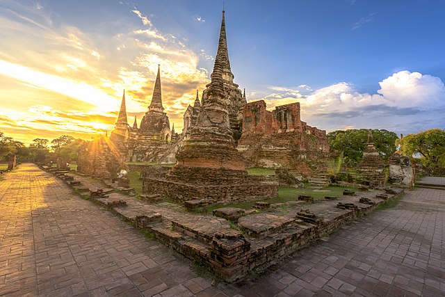 Wat Phra Si Sanphet was used in the film's opening for a fight between Shang Tsung and Liu Kang's brother