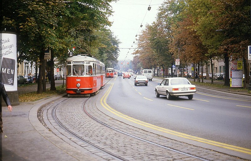 File:109L22111083 Bereich Schwarzenbergplatz – Ring, Blick Richtung Oper, Strassenbahn Linie D, Typ L4 593.jpg