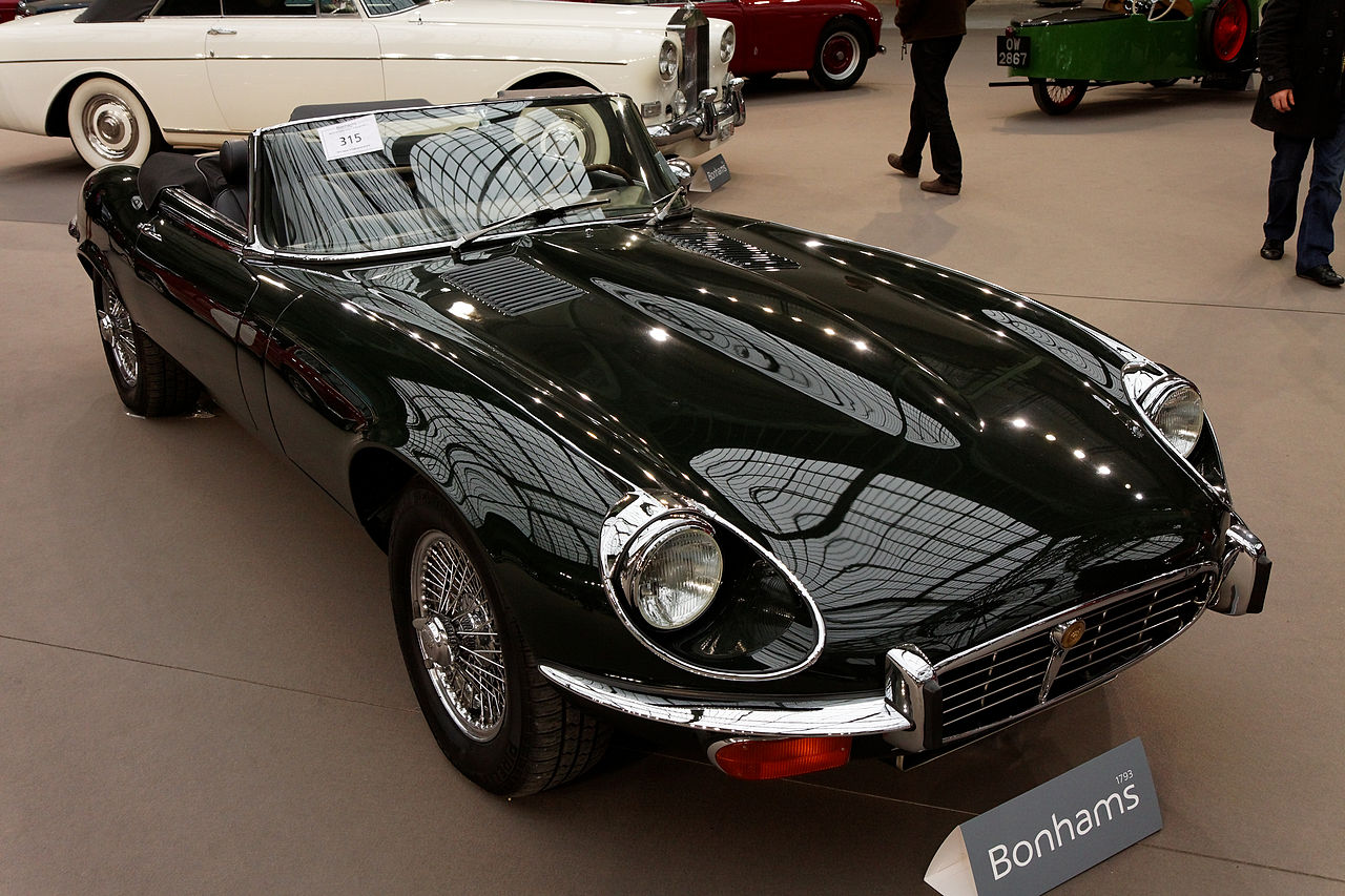 Jaguar E-Type vettura 1280px-110_ans_de_l%27automobile_au_Grand_Palais_-_Jaguar_E-Type_Series_III_V12_Roadster_-_1972_-_004