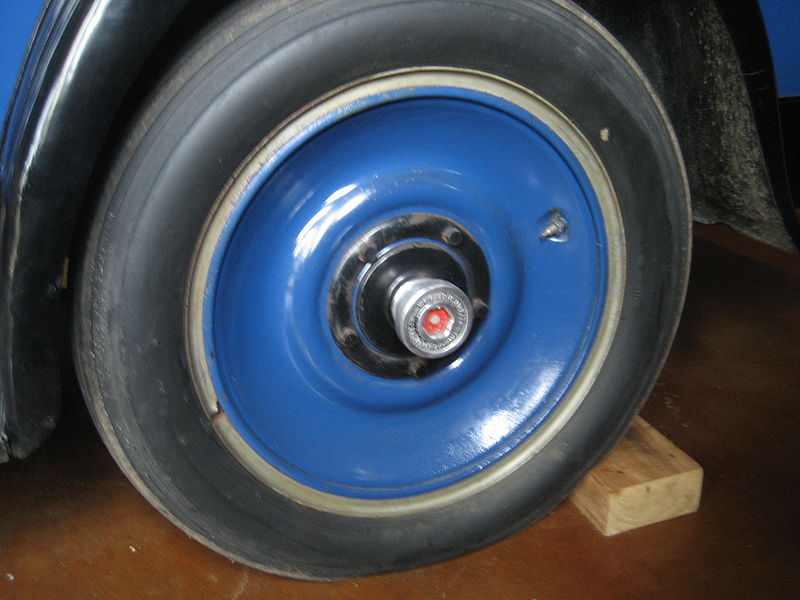 File:1925Packard333CPaddyWagonWheelHubcap.jpg